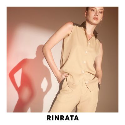 RINRATA - Pluto shirt เสื้อเชิ้ต คอปก กระดุมหน้า แขนกุด สีเบจ ตัดต่อ ตกแต่ง สีดำ เสื้อ ชุดไปทำงาน ชุดไปเที่ยว ใส่ สบาย