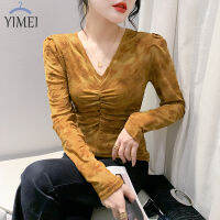 YIMEI เสื้อยืดพิมพ์ลายอัดพลีทคอวีสไตล์เกาหลี,แฟชั่นแบบใหม่ในฤดูใบไม้ร่วง2023วินเทจหรูหราอารมณ์เสื้อบับเบิ้ลแขนพองห่อด้านล่าง