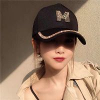 หมวกหมวกแก๊ปผู้หญิงสไตล์เกาหลี ins แบรนด์แฟชั่นฤดูใบไม้ผลิและฤดูร้อนลำลอง M ตัวอักษร rhinestone หมวกเบสบอลบังแดด .