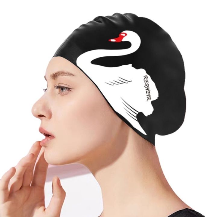 หมวกว่ายน้ำผู้หญิงผมยาวเครื่องป้องกันหูกันน้ำหมวกว่ายน้ำซิลิโคนยืดหยุ่นพิมพ์ลายหงส์อุปกรณ์สระว่ายน้ำ