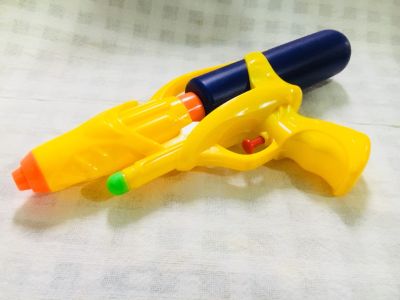 ปืนฉีดน้ำต้อนรับสงกรานต์  สีเหลือง