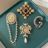 【YF】 Baroque Classic Chains Badges Brooches Metal Corsage Pins Office Buckle