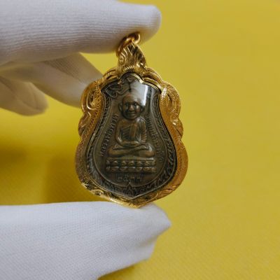 จี้พระ เหรียญเสมาหลวงปู่ทวด ที่ระลึกในงานหล่อรูปเหมือน วัดช้างไห้ ปี 2537 เลี่ยมกรอบทองไมคร่อนอย่างดี พร้อมบูชา
