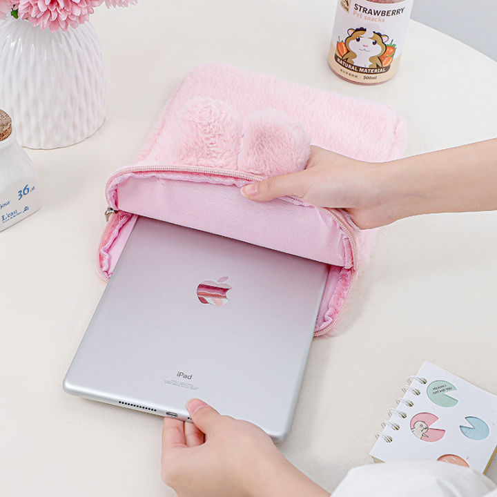 coolciothshop-กระเป๋าใส่ไอแพด-ลายน่ารัก-ขนฟู-นุ่มน่มipad-bag-ไอแพดเคสแล็ปท็อป-รองรับขนาด11-10-5-10-2-นิ้ว-ipadgen7-gen8-gen9-air4