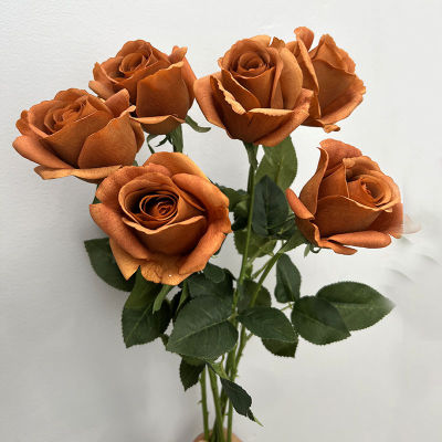 โรสดอกไม้ประดับห้องนั่งเล่นในบ้านดอกไม้ประดิษฐ์ให้ความชุ่มชื้นกับมือเดียวมีดอกกุหลาบจำลองสูง