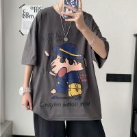 [ขนาด S-8XL] Crayon Shin-Chan กราฟฟิตีพิมพ์เสื้อยืดแขนสั้นผู้ชายและผู้หญิงแบรนด์อินเทรนด์ super fire ins high street รอบคอผ้าฝ้ายเสื้อยืดครึ่งแขน