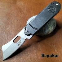 FoldingKnife  EF  D2  STEEL มีดพับเล็ก ใบ 2 นิ้ว ด้าม Stainless Steel รมดำตอกแบรนด์เซาะร่องเหงื่อ ใบมีดวัสดุ D2 Steel [เหล็กกล้า D2] ใบเทาทรงหัวตัด เจาะรูที่ใบเพื่อช่วยในการเปิดใบมีด เจาะรูร้อยเชือกที่ด้ามจับ มีดพกพา มีดพับ มีดเดินป่า มีดทำครัว มีดหมอ