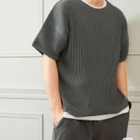 Issey Miyake เสื้อยืดแขนสั้นพับแบบหลวม,เสื้อยืดคอกลมจับจีบแขนครึ่ง