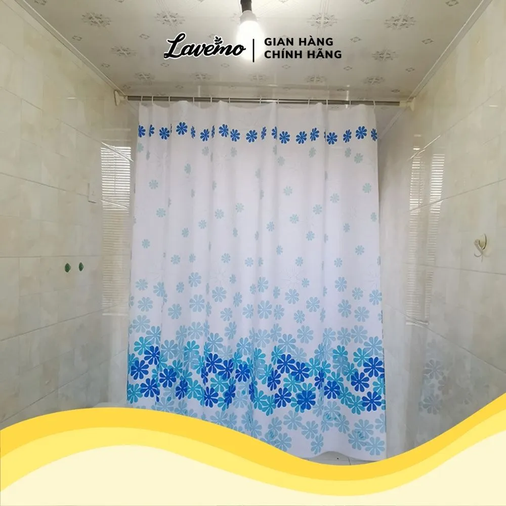 Rèm cửa nhà tắm cao cấp không thấm nước với họa tiết hoa xanh hấp dẫn sẵn sàng cải thiện nội thất của bạn. Chất liệu cao cấp hạn chế sự thấm nước giúp bạn tắm với sự thoải mái và an toàn.