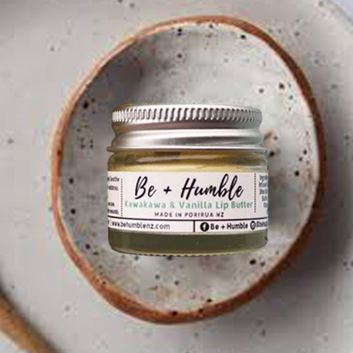 be-humble-kawakawa-amp-vanilla-lip-butter-15g-บี-ฮัมเบิล-คาวาคาวา-แอนด์-วานิลลา-ลิป-บัตเตอร์-ลิปบำรุงริมฝีปาก-และผิวตามจุดที่ต้องการ-นำเข้าจากนิวซีแลนด์-by-nzbc