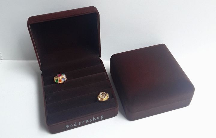 กล่องกำมะหยี่ สำหรับใส่แหวนชุดได้มากกว่า 15 วง ขนาด 9*9*5cm.สีน้ำตาล สินค้าสุดหรูราคาโรงงาน จำนวน 1 ใบ ไม่รวมเครื่องประดับ