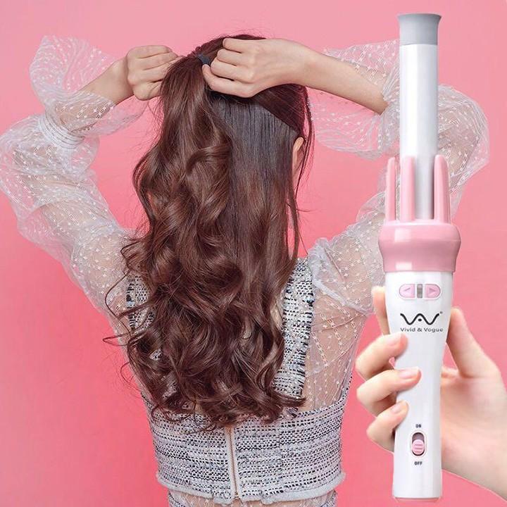 Nếu bạn không muốn tốn thời gian và tiền bạc đi đến hair salon, máy uốn tóc tự động hoặc lược uốn tóc xoăn bồng bềnh tự nhiên sẽ là giải pháp tuyệt vời. Đây là công cụ giúp bạn tạo kiểu tóc ở nhà một cách dễ dàng và nhanh chóng hơn. Hãy xem hình ảnh để biết cách sử dụng các sản phẩm này nhé!