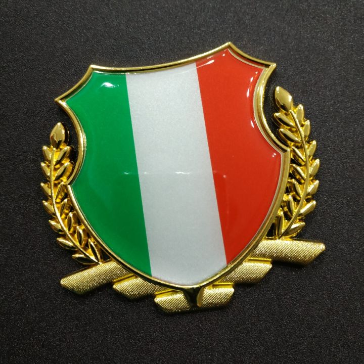 Hãy xem hình ảnh liên quan đến bông lúa hợp kim kẽm 8x8.5cm hình cờ Ý Italy viền Vàng để cảm nhận vẻ đẹp của cờ quốc kỳ này. Logo trên cờ là biểu tượng của thành phố Roma và biểu tượng của đất nước Ý, với màu xanh, trắng và đỏ. Đây là một biểu tượng thật sự độc đáo và đặc biệt của đất nước này.