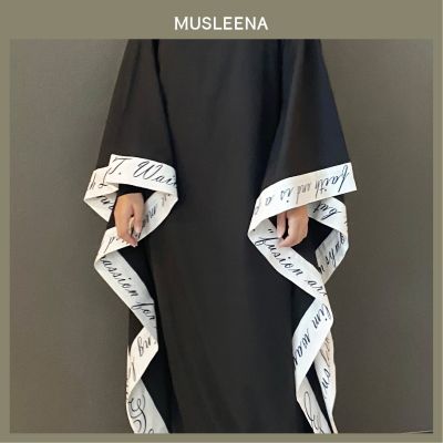 [MUSLEENA] THE STORY ABAYA (Limited Edition). BLACK . ชุดเดรสอบาย่าสีดำ Freesize ทรงหลวมสบาย แต่งขอบด้วยงานเขียนเรื่องราวแบบ Calligraph #ABAYA 816