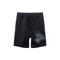 ake ake Trio Motifs Shorts Black กางเกงขาสั้นผ้าโพลีเอสเตอร์อย่างดีชนิดหนาพิเศษสีดำพิมพ์ลายเอกลักษณ์ Trio Motifs เอวยางยืดประดับโลหะFierce-de-lisปลายเชือก