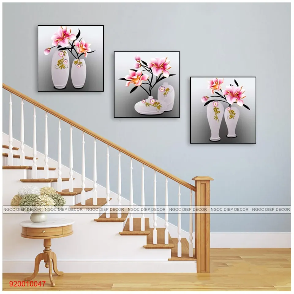 Những bức tranh treo tường cầu thang với bình bông hồng chắc chắn sẽ làm nổi bật không gian trong nhà của bạn. Với những hình ảnh tươi mới và đầy sức sống, bộ sưu tập của chúng tôi sẽ tạo nên không gian sống tươi mới và thật là đáng yêu cho gia đình của bạn.
