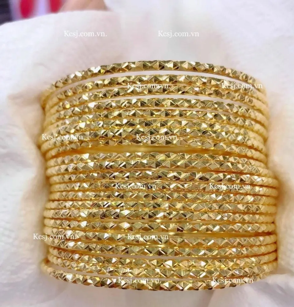 Vòng Tay Nữ Lượn Sóng Mạ Vàng 18k: Chào mừng đến với món đồ trang sức cô gái vòng tay mạ vàng 18k đầy quyến rũ này. Với thiết kế lượn sóng thời trang và bắt mắt, chiếc vòng tay đẹp như giấc mơ thật sự làm nổi bật cá tính và phong thái của bạn.