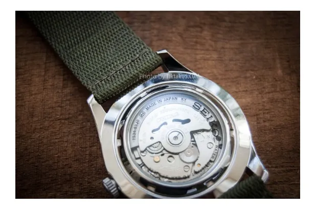Đồng hồ nam dây dù Seiko 5 SNZG09J1 (Xanh lá) Made in Japan 