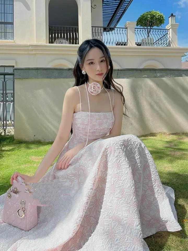 Đầm dự tiệc nữ hai dây ,in hoa nổi, xếp ly ngực, dáng xòe kèm dây cổ đính hoa điệu đà, tiểu thư sang chảnh thanh lịch 2023