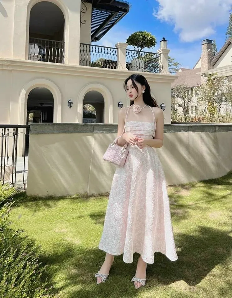 Đầm dự tiệc nữ hai dây ,in hoa nổi, xếp ly ngực, dáng xòe kèm dây cổ đính hoa điệu đà, tiểu thư sang chảnh thanh lịch 2023