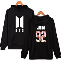 BTS Bangtan Boys เสื้อ Harajuku เสื้อฮู้ดผู้หญิงหญิงสาวลายดอกไม้ BTS มีฮู้ดใส่ลำลองสำหรับฤดูใบไม้ร่วงฤดูหนาว BTS เสื้อสเวตเชิ้ตของผู้หญิง Tudung Kpop ขนาดพิเศษ XXXXL JIN 92 (สีดำ)