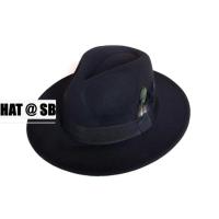(พร้อมส่ง/ส่งฟรี) หมวกปานามา หมวก หมวกฟีโดร่า  ติดขนนกสีเขียว ขนาดปีกหมวก 6.5cm