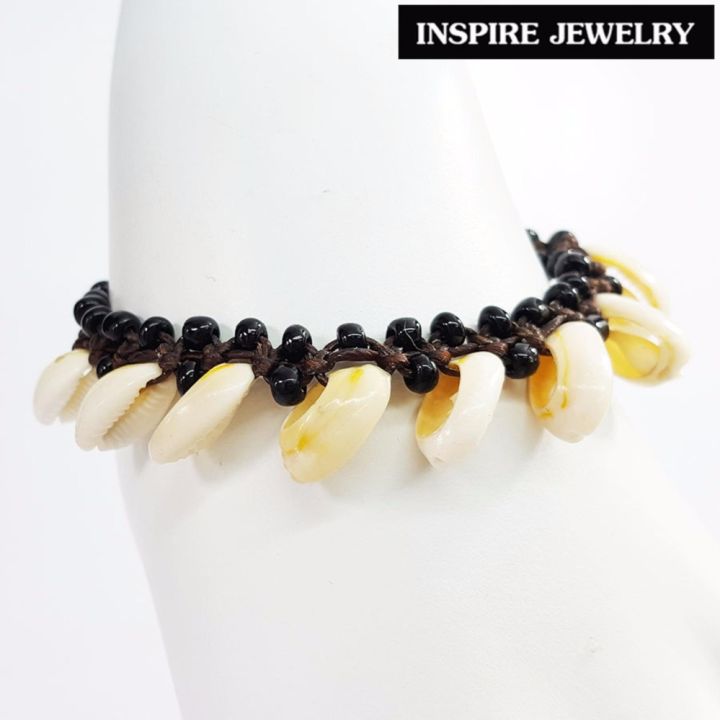 inspire-jewelry-สร้อยข้อมือเชือกเทียนถัก-ประดับด้วยเปลือกหอยเบี้ยแก้-พร้อมถุงกำมะหยี่