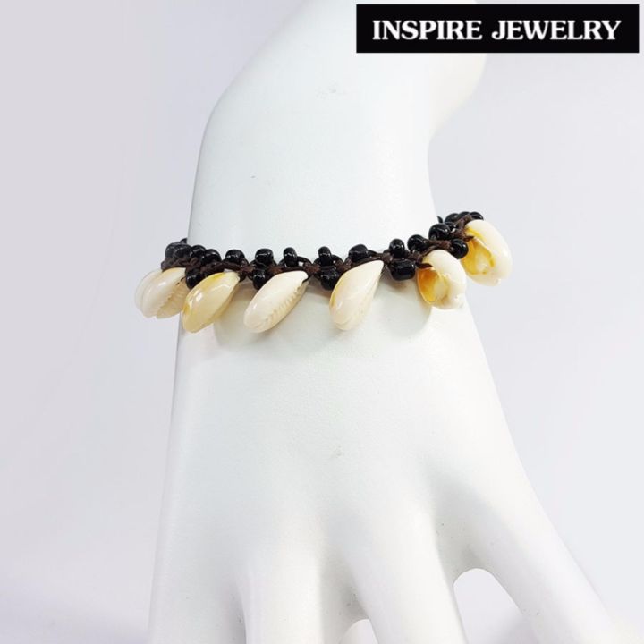 inspire-jewelry-สร้อยข้อมือเชือกเทียนถัก-ประดับด้วยเปลือกหอยเบี้ยแก้-พร้อมถุงกำมะหยี่