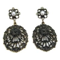 Tanitt gems ต่างหูลงดำฉลุลายประดับไข่มุกสไตล์โบราณ รุ่น TNER058 - Black.