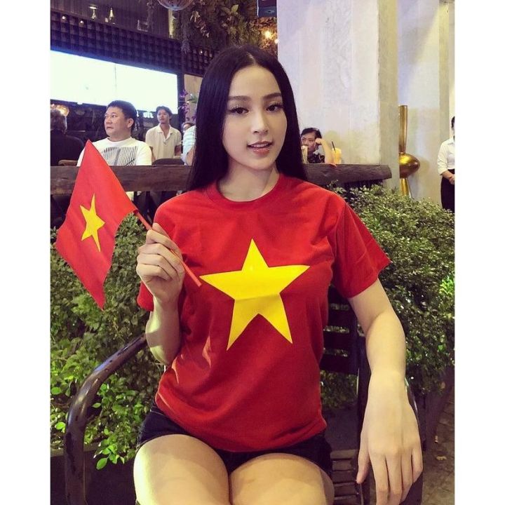 Cờ đỏ sao vàng - Nét đặc trưng của quốc kỳ Việt Nam luôn mang đến cho mọi người cảm giác tự hào về đất nước. Hãy hình dung khi bạn nhìn thấy hàng trăm cờ đỏ sao vàng rực rỡ trên các đường phố trong một sự kiện quan trọng, bạn sẽ cảm thấy vô cùng phấn khích và hào hứng. Đó chính là sức mạnh của quốc kỳ Việt Nam - truyền tải tâm hồn tự do, chủ nghĩa và tình yêu đất nước.