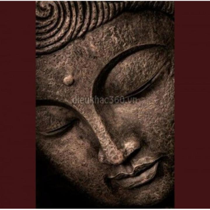 Tranh Phù điêu mặt Phật trang trí đượm đà bình yên và sự thanh tịnh. Bức tranh lấy cảm hứng từ các tác phẩm nghệ thuật Phật giáo kinh điển và được điểm xuyết bởi những chi tiết đáng kinh ngạc và đặc sắc. Đây là một tác phẩm nghệ thuật đáng để bạn khám phá.